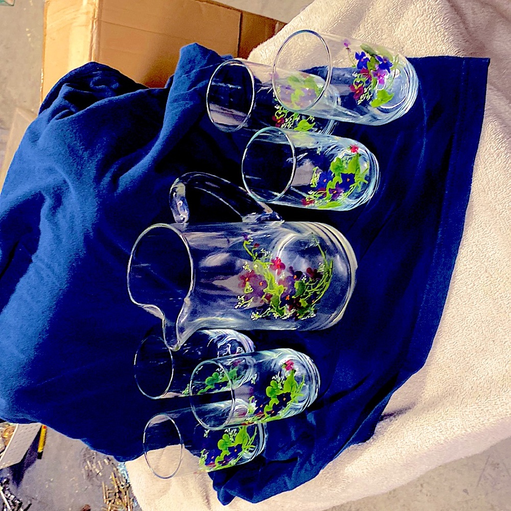 Pitcher size 1 qt six glasses are 6 oz decorated lavender flowers and greenery